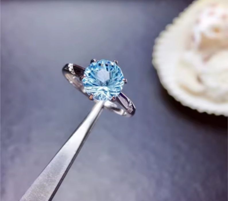 Nowy srebrny pierścionek z topazem