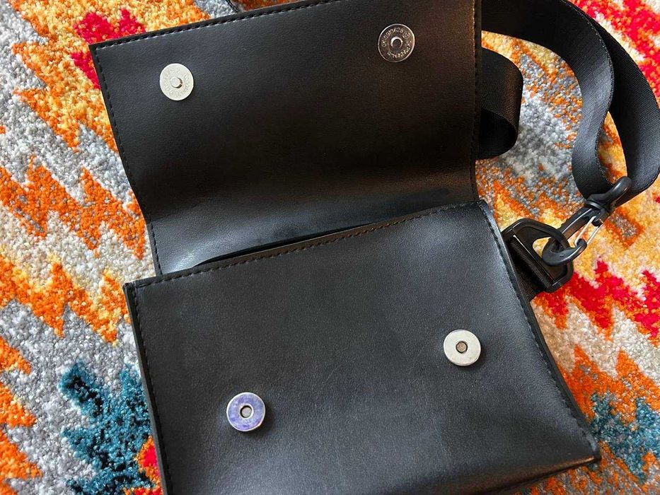 Чорна сумка з екошкіри