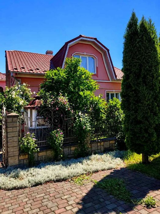 Продаж унікального домоволодіння: два житлові будинки + банний комплекс плюс сонячні панелі, Чернівецька область