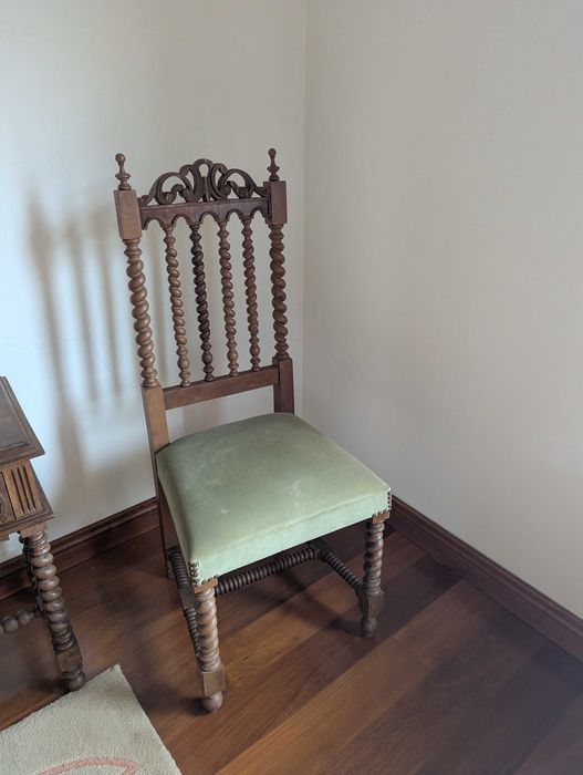 Móveis antigos - quarto completo com armário e cómoda