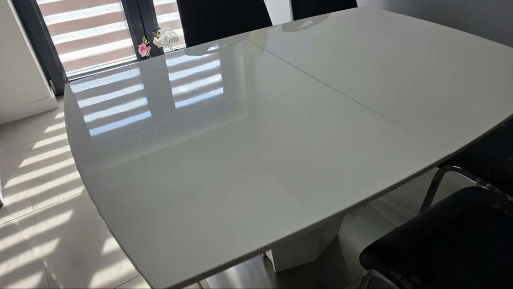 Elegancki stół rozkladany  biały lakier +inox .