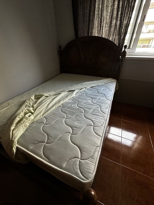 Cama casal e colchao e mesas de cabeceira