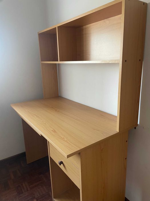Secretária com estante e gavetas