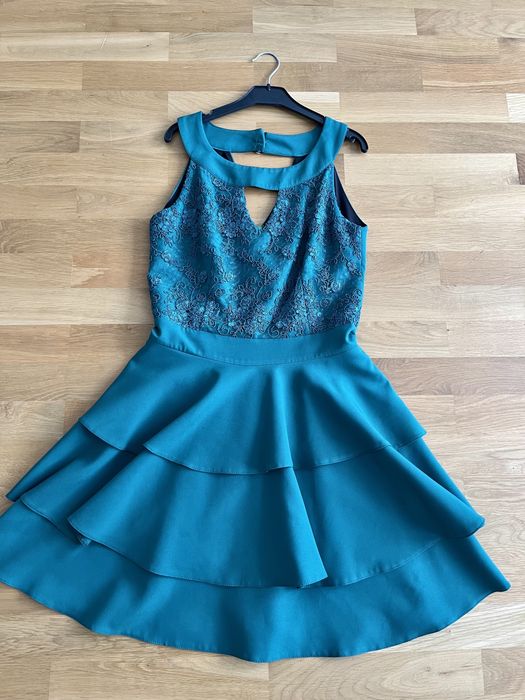 Sukienka z koronką w kolorze butelkowej zieleni 36