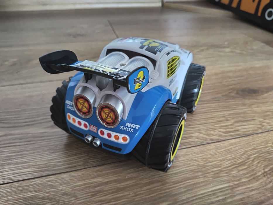 Autko solidne na dużych kolach