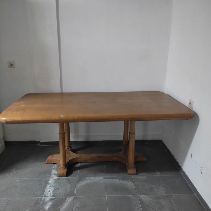 Mesa e cadeiras em castanho maciço