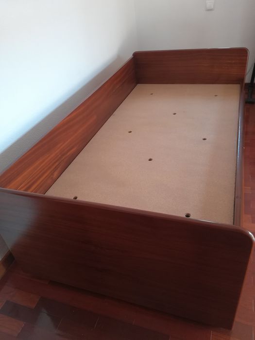 Cama de solteiro em madeira maciça