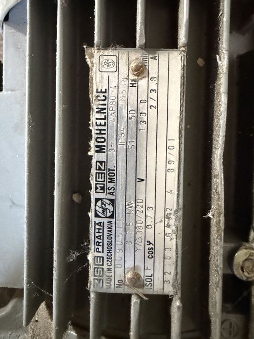 Silnik z prsekładnia / motoreduktorem