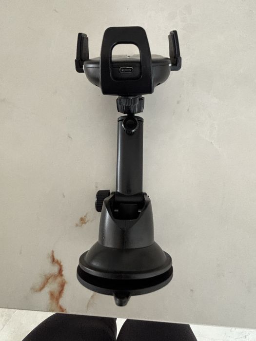 Uchwyt samochodowy do telefonu z łodowaniem indukcyjnym