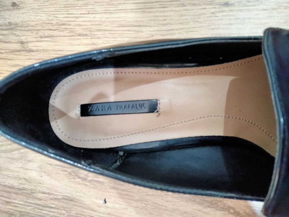 Sapatos Zara de cor preta