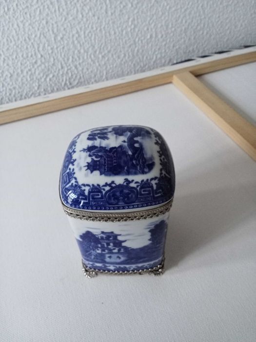 Caixa em Porcelana com aplicações em Prata NOVA