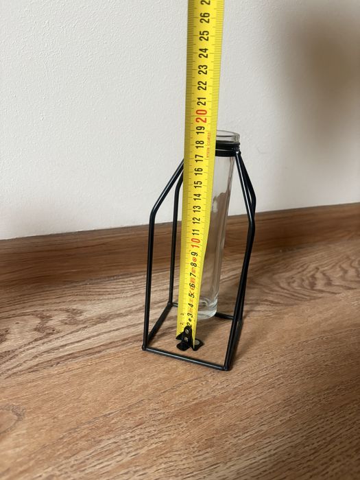 Wazon probówkowy w czarnej geometrycznej ramce