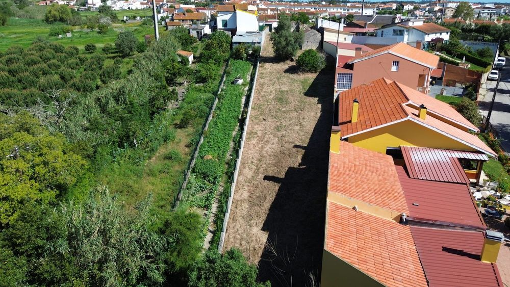 Moradia com terreno no centro da Carapinheira para reconstrução