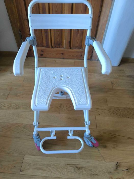 Wózek inwalidzki do kąpieli