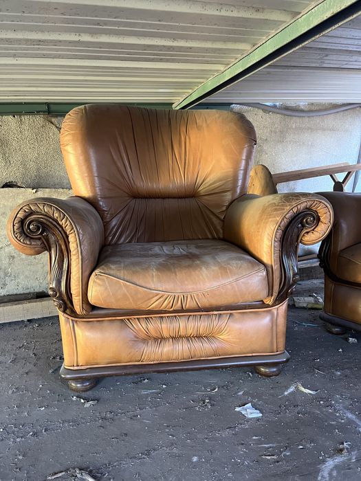 Sofá Pele com estrutura em madeira