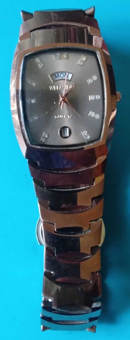 Наручний годинник з датою і днем тижня