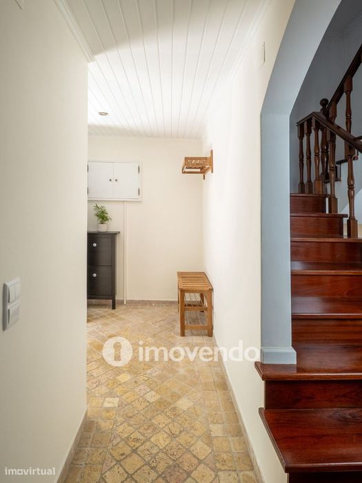Moradia T6 com jardim, terraço e garagem, em Rio de Mouro