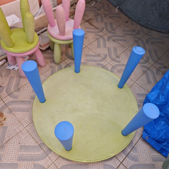 Mesa de criança com dois bancos431065740399104004