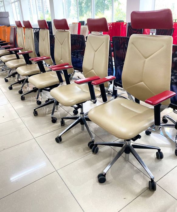 РОЗПРОДАЖ офісні столи стелажі шафи крісла офісні комп’ютерні меблі для офісу