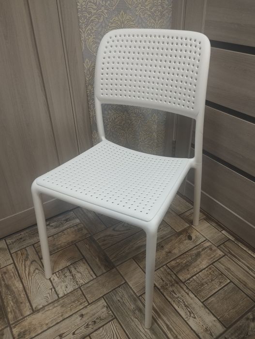 Вуличні стільці для кафе і дому