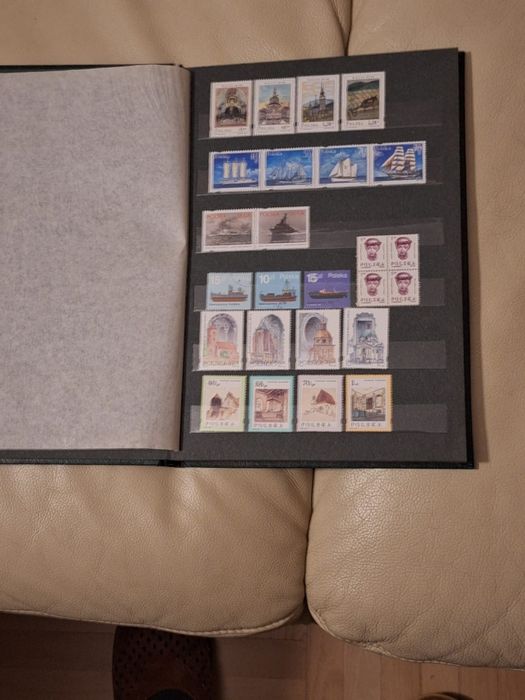 Klaser ze znaczkami w bardzo dobrym stanie