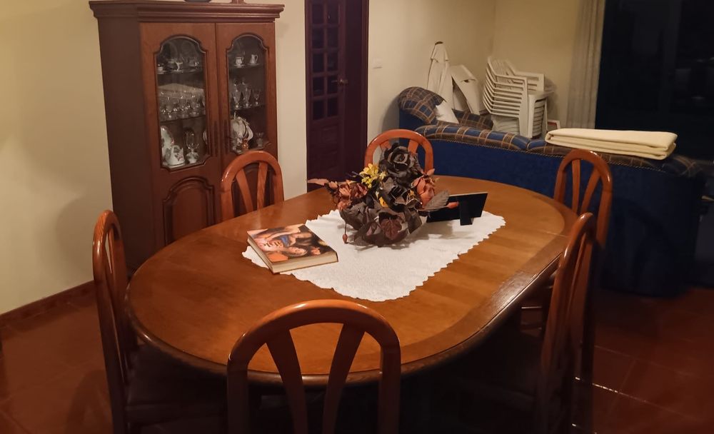 Conjunto de sala de jantar em madeira