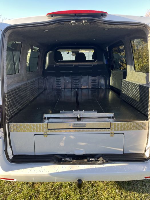 Mercedes Vito Karawan