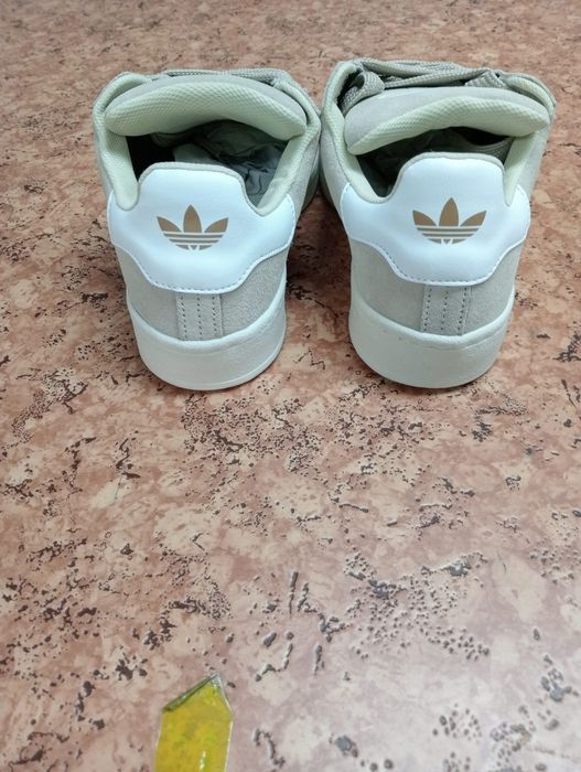 Tênis novos em tom creme, 37