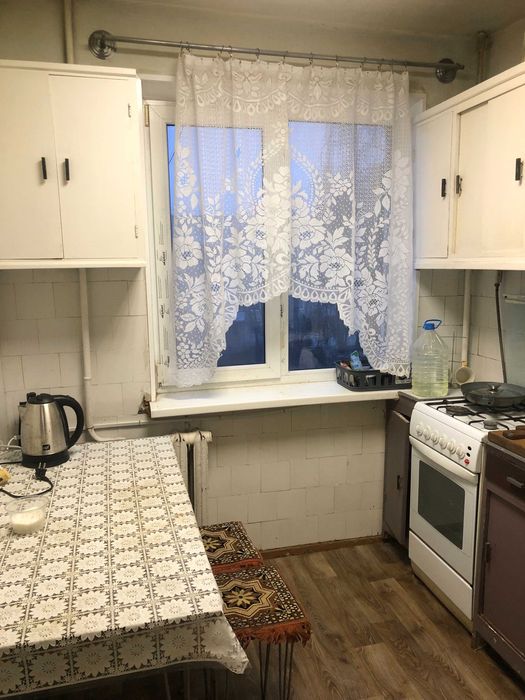 Продам квартиру на Алмазному . Поруч з зупинкою.