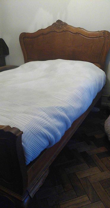 Cama de casal de madeira de nogueira