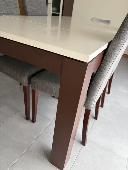 Mesa extensível em madeira maciça + 4 cadeiras estofadas