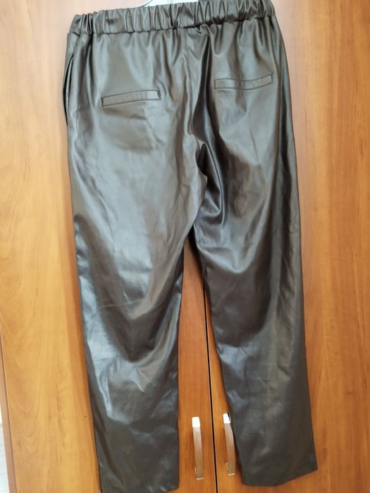 Стильные брюки из экокожи