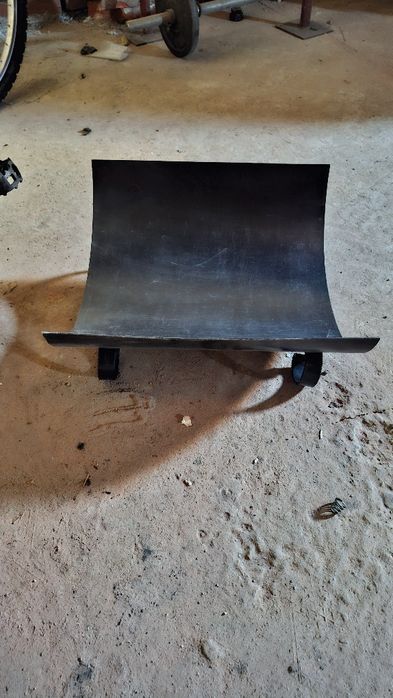 Metalowy kosz na drewno pod kominek