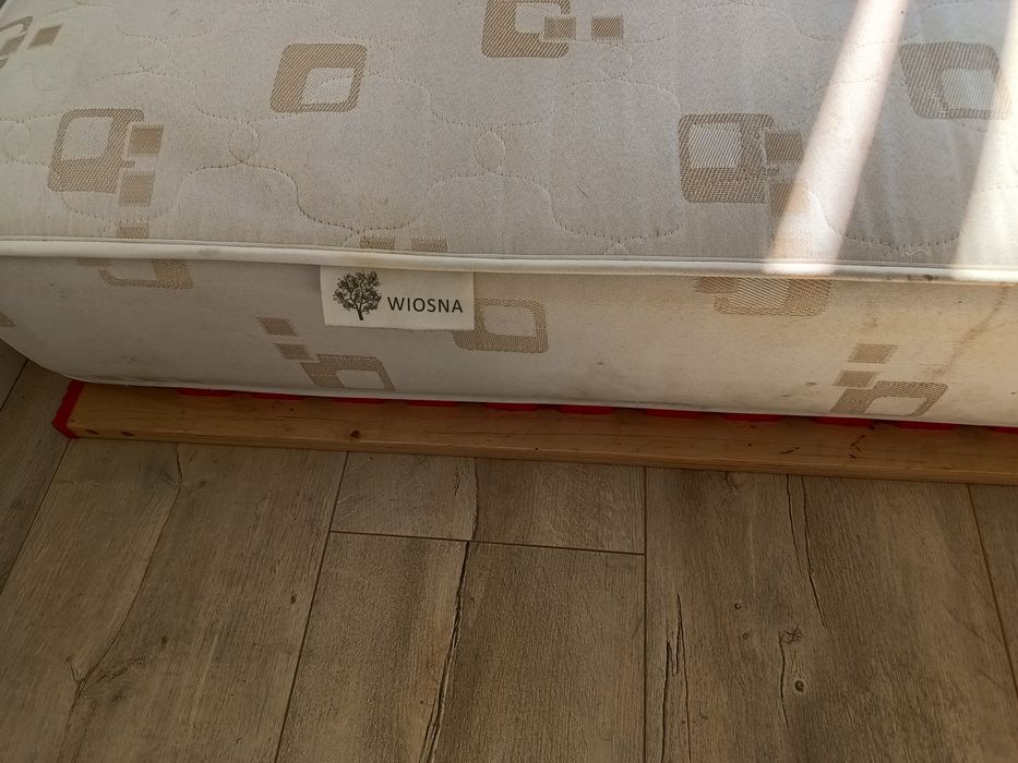 Materac z drewnianym stelażem 140x200 cm