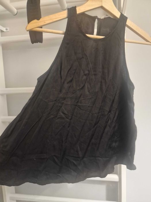 Czarna bluzka bez rękawów Stradivarius