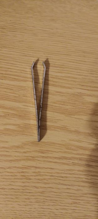 Пинцет .            .