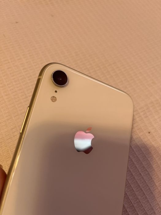Продам iPhone XR в хорошому стані.