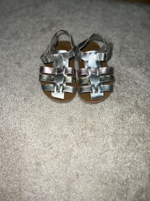 Girls' sandals in excellent condition, size 20