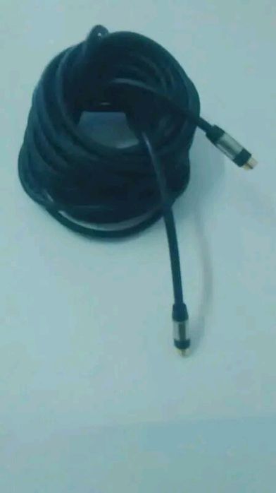 um saco de cabos VGA e DVI.  cabos de som etc 20 euros para