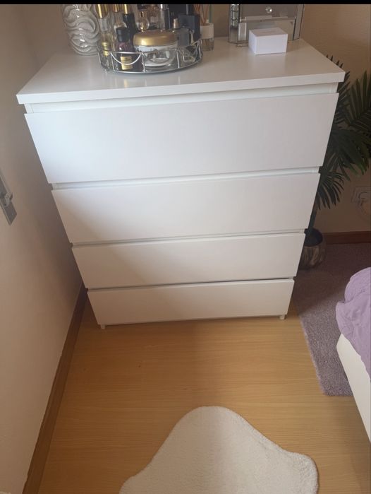 Comoda Malm 4 Gavetas em excelente estado