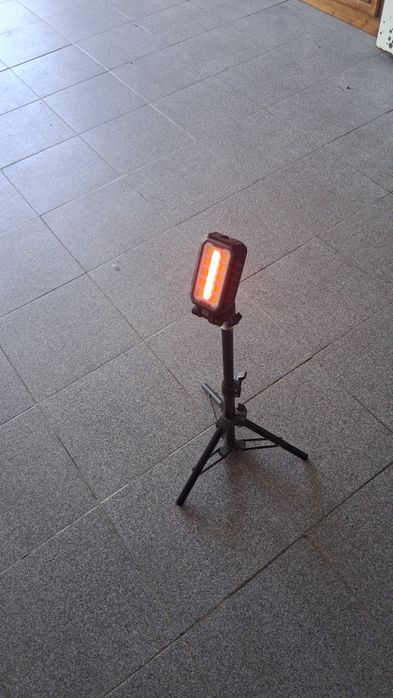 Lanterna led com suporte.