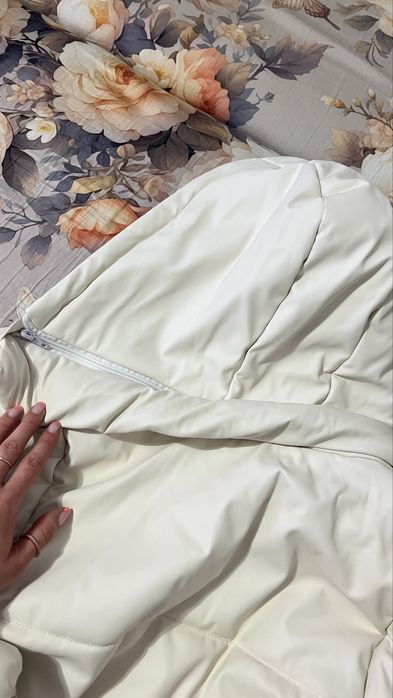 продам куртку молочний колір,екошкіра