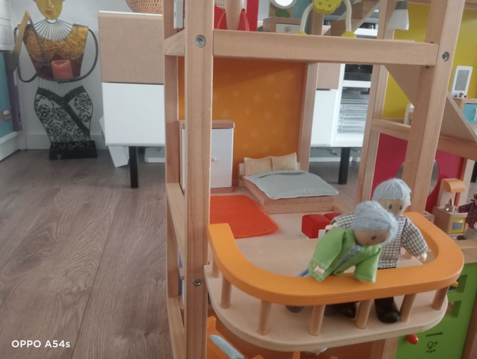 Casa de bonecas com muito pouco usopremiada de boa qualidade em madeira marca alemã Hape