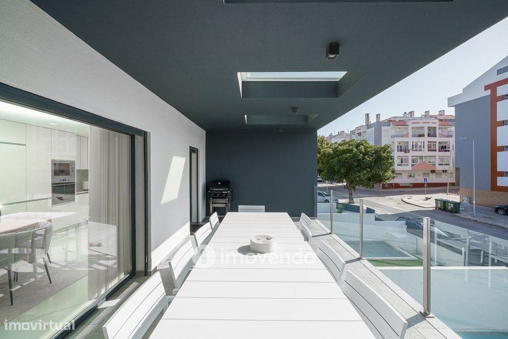 Moradia T3+1 moderna, com piscina e garagem, na Caparica