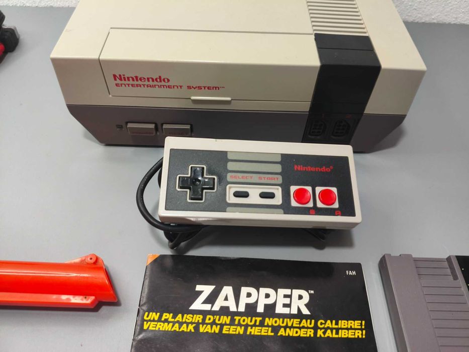 Nintendo (NES) + Zapper & Mario Duckhunt