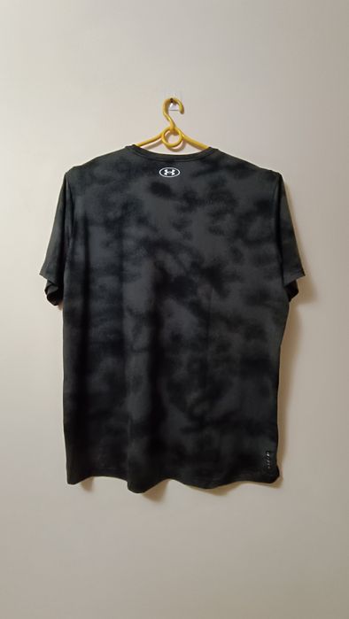 Велика футболка фірми UNDER ARMOUR