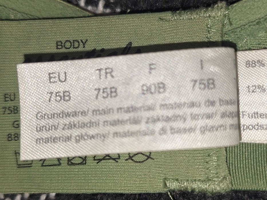 Biustonosz sportowy Essentials EU 75B.