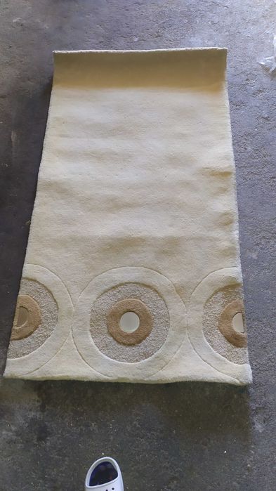 Carpete bege (0,80 metros de largura x 1,50 metros de comprimento)