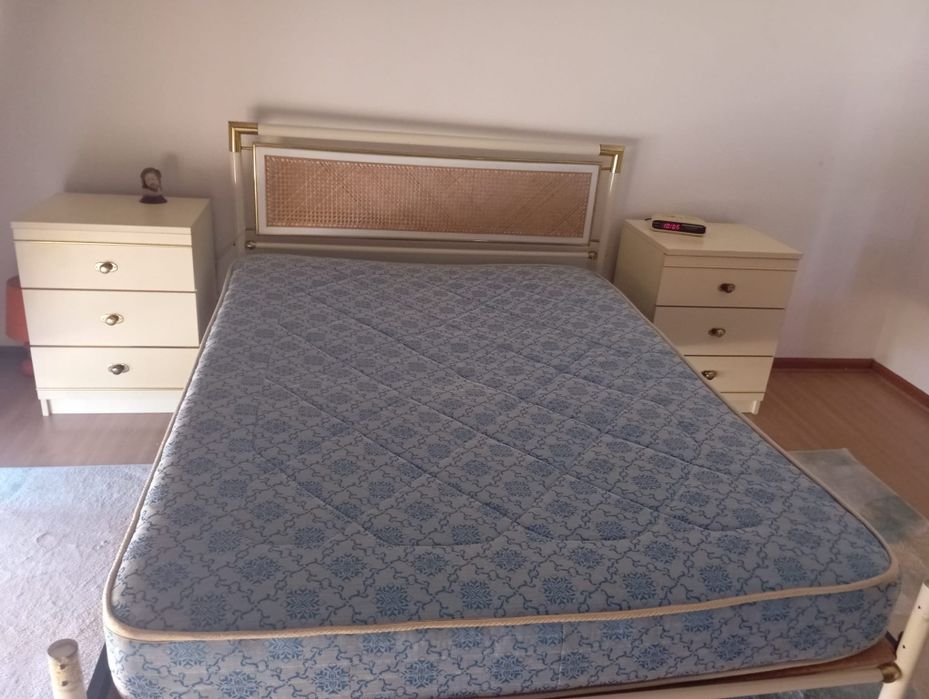 Quarto completo (cama, colchão, cómoda e mesas cabeceira)