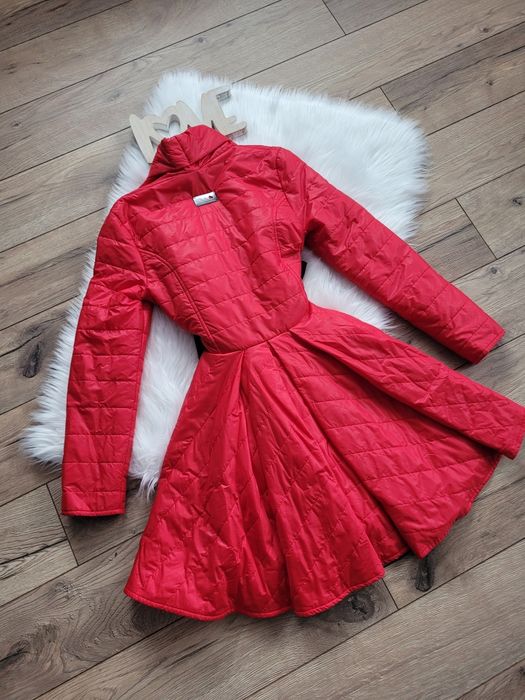 Czerwony rozkloszowany płaszcz Lola 36 polski producent